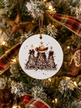 Western “Howdy Christmas” Ceramic Ornament Leopard Tree Cowgirl Hat NIB‎